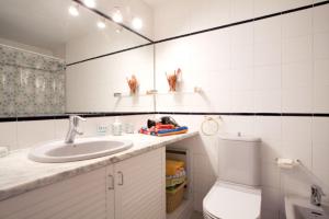 Imagen de la galería de Ground floor facing the sea, in complex with pool and common areas, en Barcelona