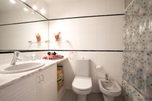 Imagen de la galería de Ground floor facing the sea, in complex with pool and common areas, en Barcelona
