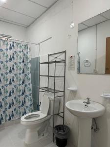 La salle de bains est pourvue de toilettes et d'un lavabo. dans l'établissement Panama Dive Adventure, à Colón