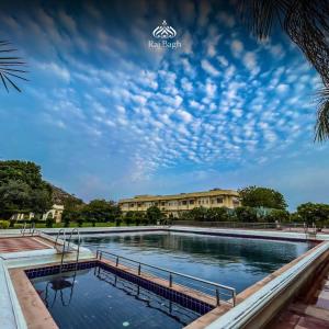 een groot zwembad voor een gebouw bij Hotel Raj Bagh Palace in Jaipur
