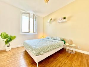 a bedroom with a bed and a window at Le Terra Cotta - Lumineux - Tout Confort - proche gare - NOUVEAU in Lorient