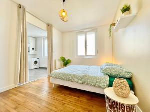 a bedroom with a large bed and a window at Le Terra Cotta - Lumineux - Tout Confort - proche gare - NOUVEAU in Lorient