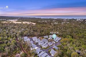 eine Luftansicht eines Anwesens mit dem Meer im Hintergrund in der Unterkunft Aqua21 @ Cape Villas Dunsborough in Dunsborough
