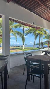 a table and chairs with a view of the ocean at La Posada del Buzo in Colón