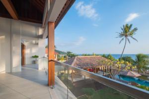 un balcón abierto con vistas al océano en Kamana Beach House, en Mangsit