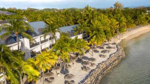 uma vista aérea de um hotel numa praia com palmeiras em The Ravenala Attitude em Balaclava