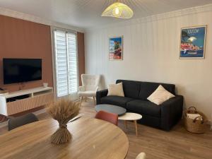 sala de estar con sofá y mesa en Duplex climatisé proche port Toulon en Toulon
