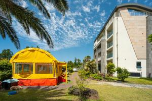 tenda gialla e arancione di fronte a un edificio di Jeju M Resort a Seogwipo