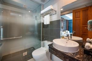 Koupelna v ubytování Monalisa Luxury Hotel