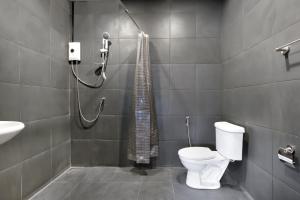 e bagno con doccia, servizi igienici e lavandino. di Chill Inn Chaweng Island Cafe and Hostel a Ban Nai Na