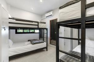 Postel nebo postele na pokoji v ubytování Vibes Samui Hostel and Cafe' + 37 fotografií