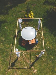 an overhead view of a picnic table in the grass at Jurty w Lesie KotfaLas in Skarżysko-Kamienna