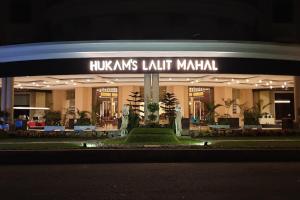 un centro comercial hinkslitz iluminado por la noche en Hukam's Lalit Mahal en Raipur