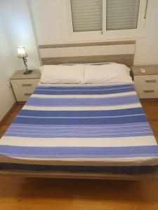 Una cama azul y blanca en un dormitorio en 2F, Aire Acondic, 80m2, 2 dormitorios, 4 huéspedes, WIFI GRATIS, en La Línea de la Concepción
