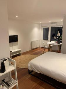 een slaapkamer met een bed en een tafel en een eetkamer bij Studio J. in Egmond aan Zee