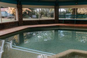 una grande piscina in un edificio con finestre di Federation Gardens & Possums Hideaway a Blackheath