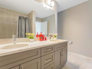 baño con 2 lavabos y espejo grande en A cozy 3 bedroom new house with 2 living rooms en Edmonton
