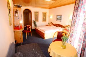 Postel nebo postele na pokoji v ubytování Hotel & Kurpension Weiss