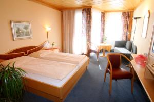 Postel nebo postele na pokoji v ubytování Hotel & Kurpension Weiss