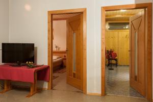 TV a/nebo společenská místnost v ubytování Hotel & Kurpension Weiss