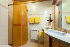 Vonios kambarys apgyvendinimo įstaigoje Hotel & Kurpension Weiss