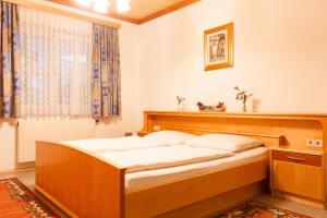 Postel nebo postele na pokoji v ubytování Hotel & Kurpension Weiss