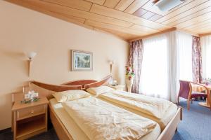 Postel nebo postele na pokoji v ubytování Hotel & Kurpension Weiss