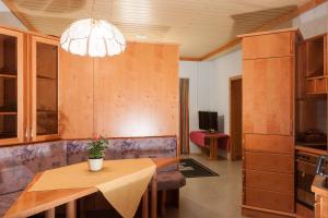 TV a/nebo společenská místnost v ubytování Hotel & Kurpension Weiss