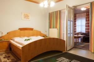 Postel nebo postele na pokoji v ubytování Hotel & Kurpension Weiss