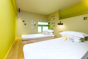Letto o letti in una camera di SongShan Lake PingShang Serviced Hotel