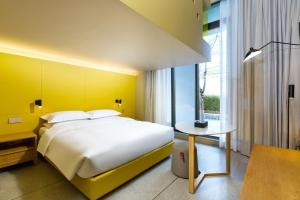 Letto o letti in una camera di SongShan Lake PingShang Serviced Hotel