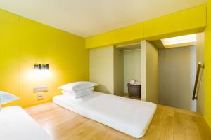 Letto o letti in una camera di SongShan Lake PingShang Serviced Hotel