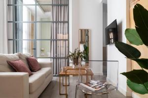 Ein Sitzbereich in der Unterkunft Suites Maestranza - Herrería by Magno Apartments