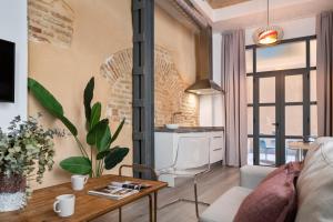 Ein Sitzbereich in der Unterkunft Suites Maestranza - Herrería by Magno Apartments
