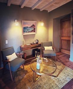 - un salon avec deux chaises et une table dans l'établissement A Villa di Rutali, à Rutali