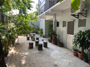 un patio con mesas y macetas en un edificio en Jupiter Homestay, en Cabanatúan