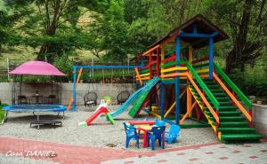 un parque infantil con tobogán y estructura de juegos en Casa Daniel, en Bran