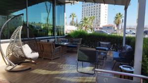 un patio con sillas y mesas en un balcón en LÜKS HOTEL, en Mersin
