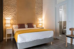 Ein Bett oder Betten in einem Zimmer der Unterkunft Suites Maestranza - Herrería by Magno Apartments