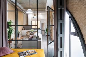 Ein Sitzbereich in der Unterkunft Suites Maestranza - Herrería by Magno Apartments