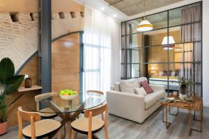 Ein Sitzbereich in der Unterkunft Suites Maestranza - Herrería by Magno Apartments