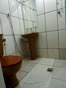 a bathroom with a toilet and a sink at Hotel Anápolis in Anápolis