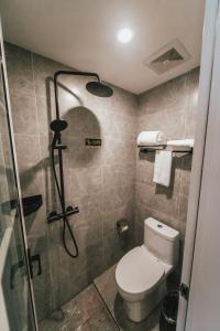 uma pequena casa de banho com WC e chuveiro em Puyue Hotel Hangzhou em Hangzhou