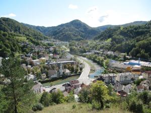 una vista aérea de una pequeña ciudad en las montañas en Lux apartments and rooms Dogs baronesse Idrija, en Idrija