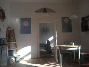 uma cozinha com uma porta aberta para um quarto com uma mesa em AuszeitOase am sächs. Jakobsweg em Naundorf