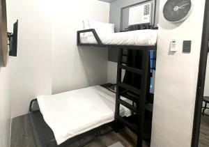 Postel nebo postele na pokoji v ubytování mySTAY Hotel BGC South