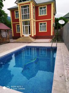 een huis met een zwembad voor een huis bij Red Villa Big swimming pool in Gabala