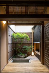un ingresso esterno a una casa con giardino di Yasakahan a Kyoto