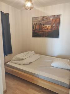 Un pat sau paturi într-o cameră la T2 en Rez de chaussée de villa à cuers