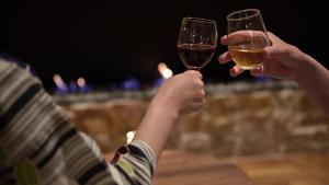 twee mensen die een glas wijn omhoog houden bij Hotel Shidotaira in Hanamaki